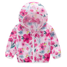 Куртка-ветровка для девочки с цветочным принтом розовая Бабочки в цветах оптом (код товара: 51174)