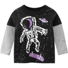 Лонгслив для мальчика с космическим принтом черный Космонавт на скейте оптом (код товара: 52709)