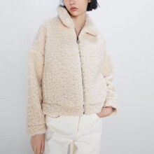 Куртка жіноча з штучного хутра однотонна молочна Fluffy оптом (код товара: 55577)