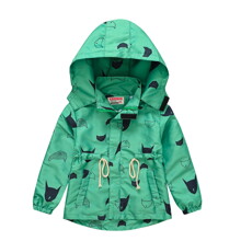 Куртка-ветровка детская с карманами, съемным капюшоном и принтом котят зеленая Black cat оптом (код товара: 59001)