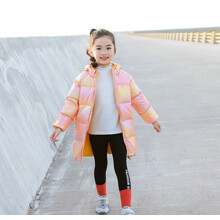 Куртка-пуховик для девочки удлиненная на молнии с капюшоном хамелеон персиковая Glamor (код товара: 59360)